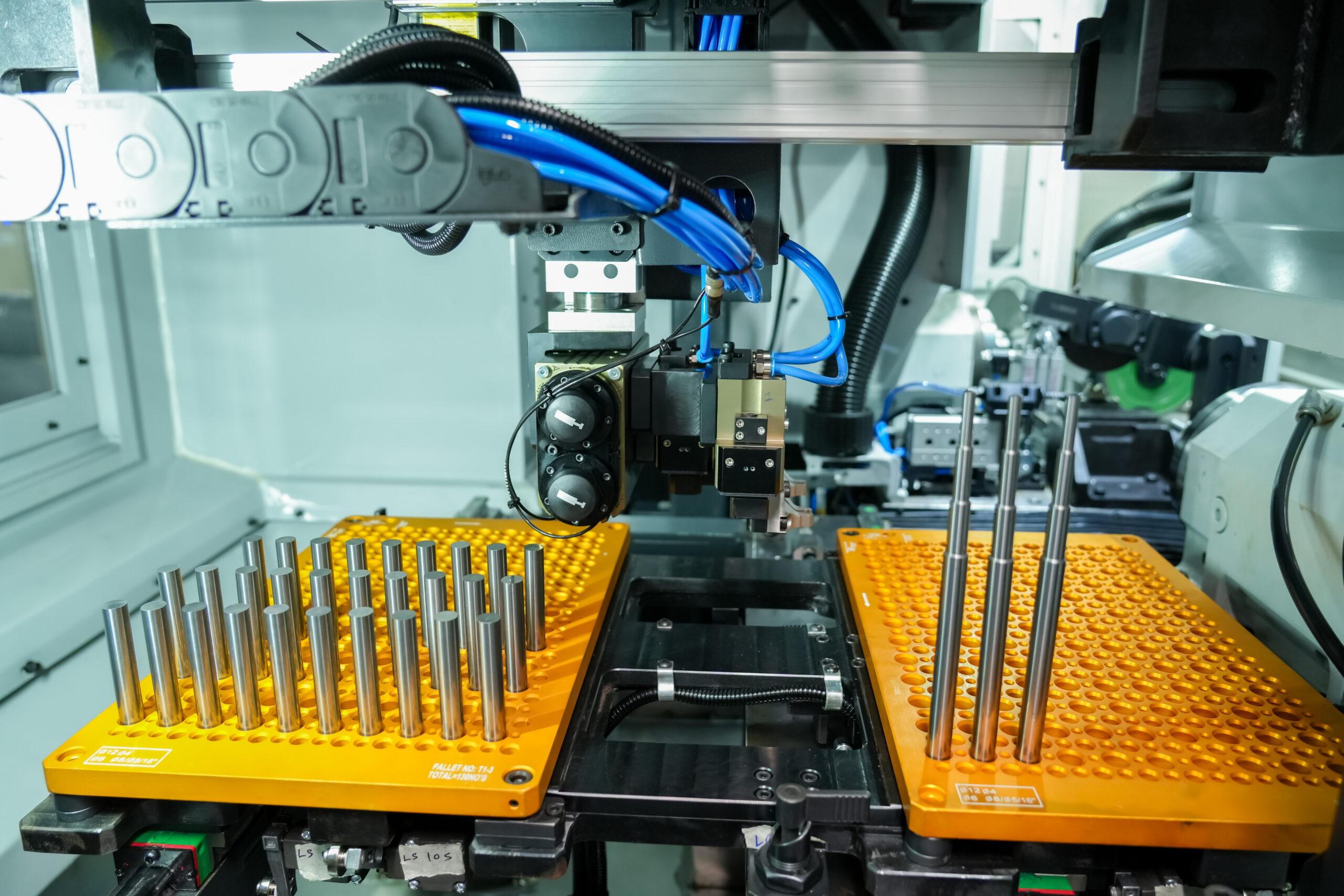 Auto tool loading and unloading (Gantry Type)